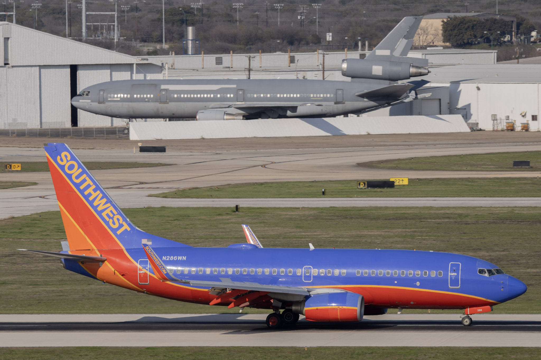 Full size: Southwest Airlines Boeing 737-700 N286WN  at San Antonio International Airport
